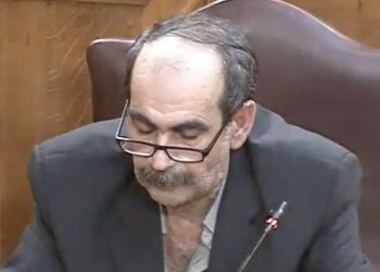 Γιατί πρέπει πάντα να είναι το κινητό σου με την οθόνη προς τα κάτω όταν το αφήνεις στο τραπέζι