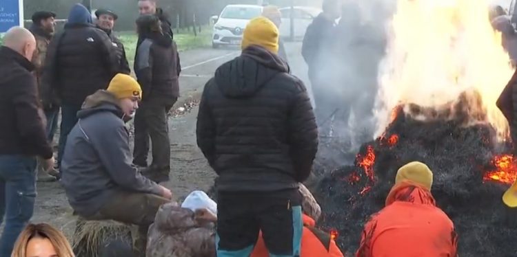 Σε αποκλεισμούς οδικών αξόνων προχώρησαν Γάλλοι αγρότες