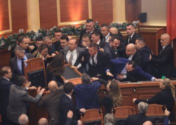 Αλβανία: Χαμός στο κοινοβούλιο με συγκρούσεις και φωτοβολίδες για την υπόθεση διαφθοράς της αντιπροέδρου – BINTEO