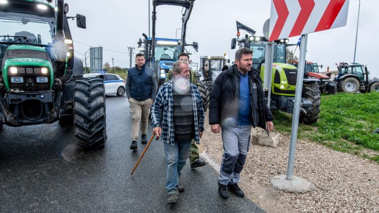 Σέρρες: Κλούβα των ΜΑΤ παίρνει φόρα και πέφτει πάνω σε τρακτέρ