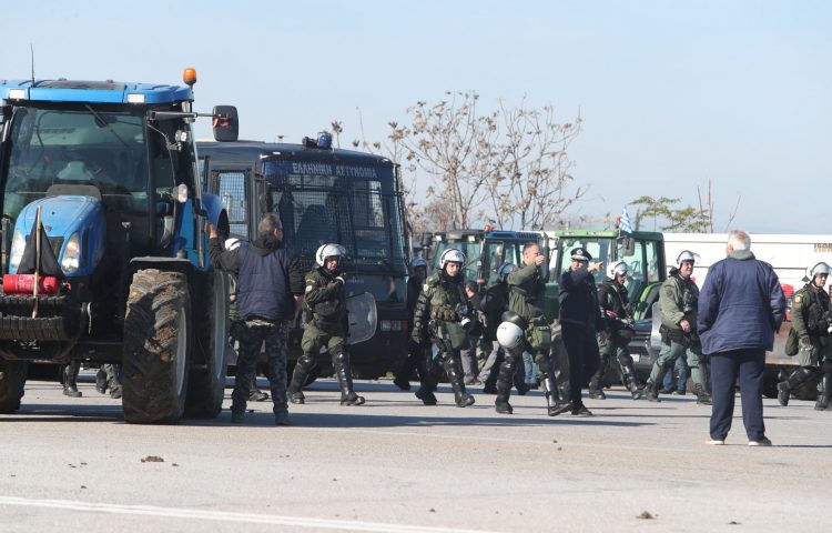 Ο Σιμόπουλος προκαλεί: «Πρέπει να επέμβει η αστυνομία και να τελειώνει αυτή η ιστορία»