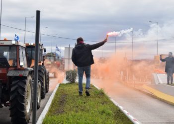 Αγρότες: Έσπασαν τον αστυνομικό κλοιό στο Κάστρο – Χάος στην Ιονία Οδό με ουρές χιλιομέτρων