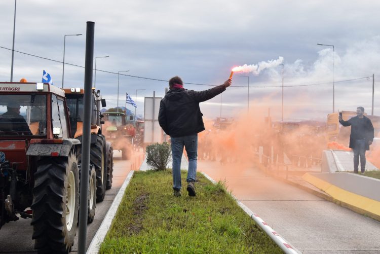 Αγρότες: Έσπασαν τον αστυνομικό κλοιό στο Κάστρο – Χάος στην Ιονία Οδό με ουρές χιλιομέτρων