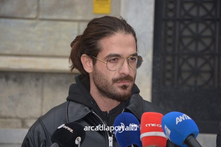 Ελεύθερος ο Άρης Μουγκοπέτρος, πήρε αναβολή για τη Δευτέρα – Τι δήλωσε η σύζυγός του