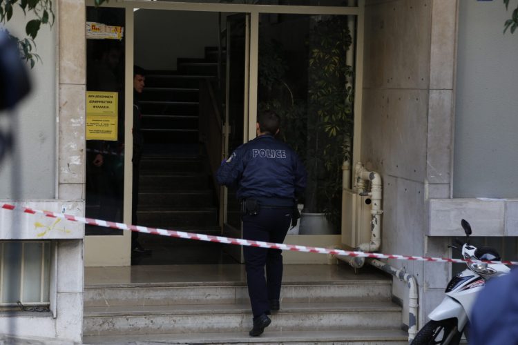 Χαλκίδα: Βρέθηκε πτώμα άνδρα σε πιλοτή στο κέντρο της πόλης