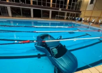 Γαλλία: Αυτοκίνητο έπεσε σε πισίνα – Η οδηγός μπέρδεψε το φρένο με το γκάζι – ΒΙΝΤΕΟ