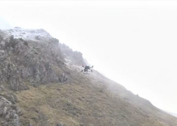 Σε εξέλιξη η έρευνα για τον εντοπισμό των τριών ορειβατών στη Φωκίδα: Αναζητούνται και με θερμικές κάμερες – Εντοπίστηκε το όχημά τους