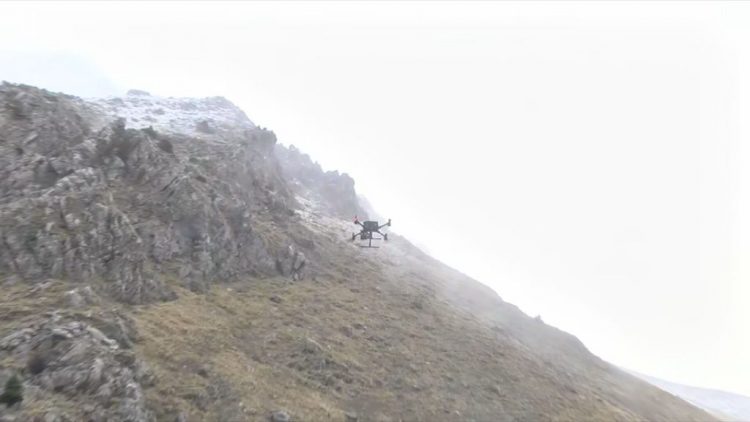 Σε εξέλιξη η έρευνα για τον εντοπισμό των τριών ορειβατών στη Φωκίδα: Αναζητούνται και με θερμικές κάμερες – Εντοπίστηκε το όχημά τους