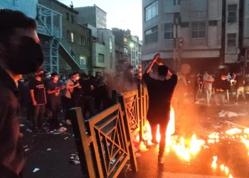 Συνεχίζονται για τέταρτη μέρα οι διαδηλώσεις στο Ιράν, επίθεση σε κυβερνητικό κτίριο – Για «εξέγερση» μιλά ο σκηνοθέτης Παναχί
