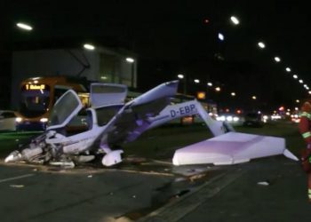 Μάνχαϊμ: Αναγκαστική προσγείωση μικρού αεροπλάνου – Πέρασε «ξυστά» από σταθμευμένα ΙΧ – ΒΙΝΤΕΟ