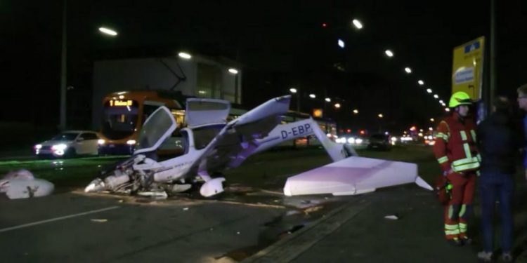 Μάνχαϊμ: Αναγκαστική προσγείωση μικρού αεροπλάνου – Πέρασε «ξυστά» από σταθμευμένα ΙΧ – ΒΙΝΤΕΟ