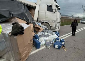 Εκτροπή νταλίκας πριν την έξοδο της Θήβας – Γέμισε το οδόστρωμα τσιμέντα και εξετράπη ΙΧ