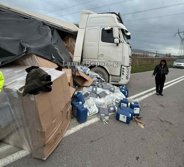 Εκτροπή νταλίκας πριν την έξοδο της Θήβας – Γέμισε το οδόστρωμα τσιμέντα και εξετράπη ΙΧ