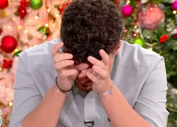 Ξέσπασε σε κλάματα ο 22χρονος που κατήγγειλε τον Μαζωνάκη – «Θέλω να έρθει μπροστά μου και να μου πει ότι είμαι ψεύτης»