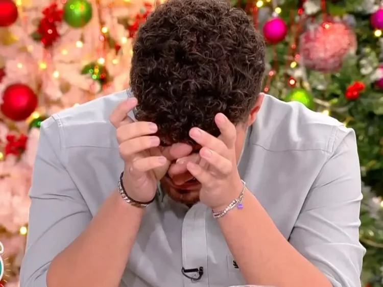 Ξέσπασε σε κλάματα ο 22χρονος που κατήγγειλε τον Μαζωνάκη – «Θέλω να έρθει μπροστά μου και να μου πει ότι είμαι ψεύτης»