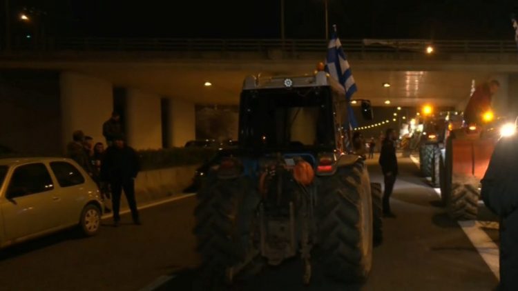 Καλαμάτα: Κλειστός ο κόμβος της Θουρίας – Πορεία αγροτών με τρακτέρ προς την πόλη