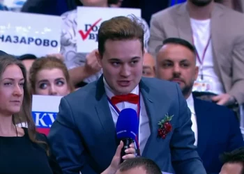 Δημοσιογράφος έκανε πρόταση γάμου στην κοπέλα του κατά τη συνέντευξη Τύπου του Πούτιν – ΒΙΝΤΕΟ