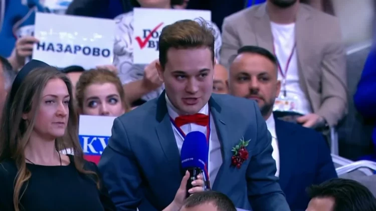 Δημοσιογράφος έκανε πρόταση γάμου στην κοπέλα του κατά τη συνέντευξη Τύπου του Πούτιν – ΒΙΝΤΕΟ