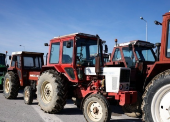 Αγρότες και κτηνοτρόφοι απέκλεισαν εκ νέου τον κόμβο της Εγλυκάδας