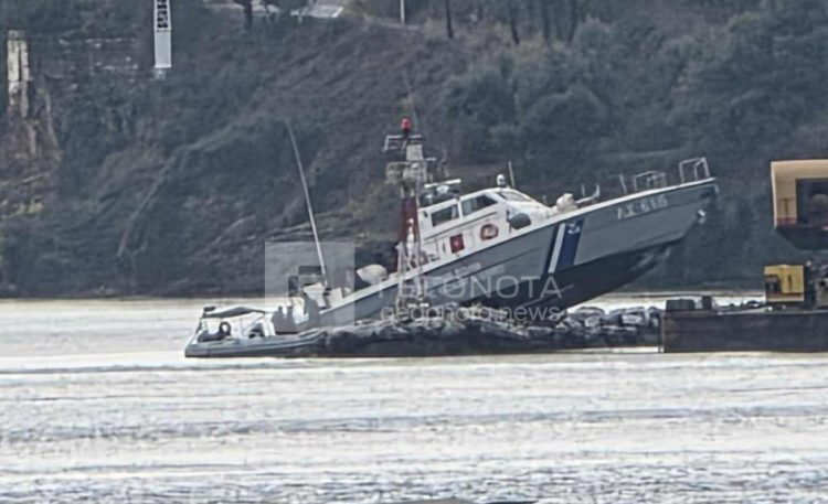 Σκάφος του Λιμενικού προσέκρουσε σε βράχια στο λιμάνι του Βόλου – Τι λέει ο κυβερνήτης