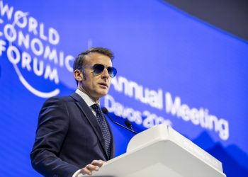 Με γυαλιά ηλίου μίλησε ο Μακρόν στο Νταβός – Τι συμβαίνει με το μάτι του Γάλλου προέδρου