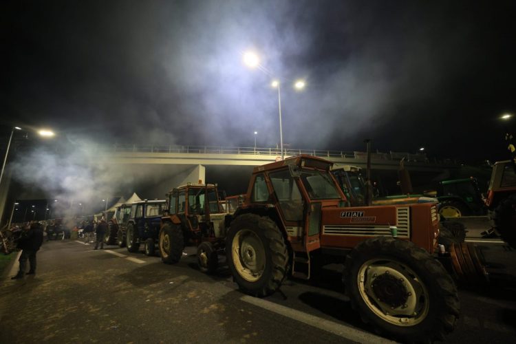 Κυβερνητικές πηγές σε αγρότες: Αν είστε όλοι μαζί θα συναντηθείτε με τον Πρωθυπουργό – Παραπέμπουν σε διάλογο με Χατζηδάκη και Τσιάρα