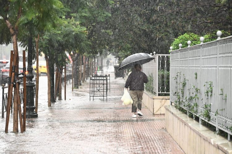 Kαιρός: Βροχές και καταιγίδες στη Δυτική Ελλάδα – Πότε θα χιονίσει στην Αττική