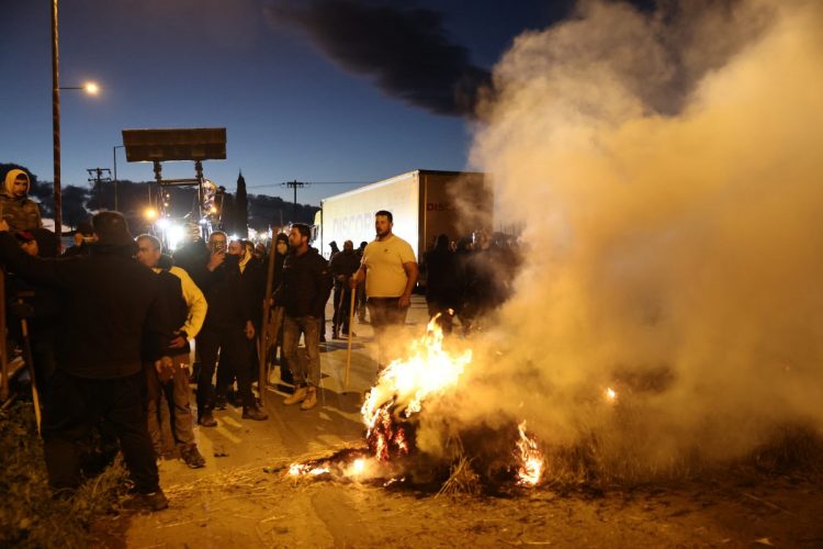 Ένταση μεταξύ αγροτών και αστυνομίας στο μπλόκο της Θήβας – Έβαλαν φωτιά σε άχυρα