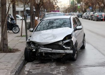 Θεσσαλονίκη: «Άκουσα θόρυβο σαν πυροβολισμό» – Μάρτυρας περιγράφει πώς το ΙΧ της 24χρονης «καρφώθηκε» σε 15 οχήματα