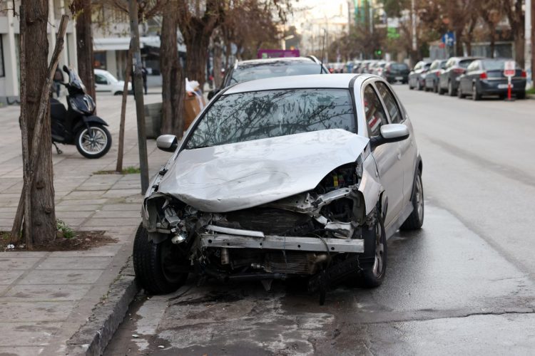 Θεσσαλονίκη: «Άκουσα θόρυβο σαν πυροβολισμό» – Μάρτυρας περιγράφει πώς το ΙΧ της 24χρονης «καρφώθηκε» σε 15 οχήματα