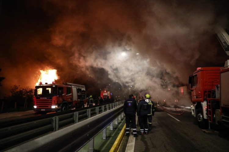 Εικόνες από την πυρκαγιά τη νύχτα στο Πέραμα – Μεγάλη επιχείρηση της Πυροσβεστικής