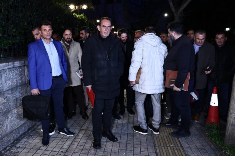 Αγροτικά μπλόκα: Την Τρίτη οι τελικές αποφάσεις – Δυσαρέσκεια μετά τη συνάντηση με Μητσοτάκη, «να πρυτανεύσει η κοινή λογική» λέει ο Τσιάρας