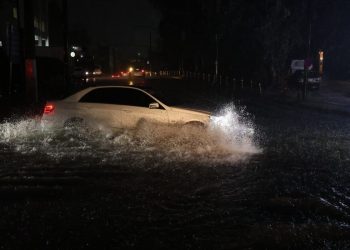 Σε εξέλιξη η κακοκαιρία στην Αττική: Ποτάμια οι δρόμοι, φουσκωμένα ρέματα – Πού υπάρχουν κυκλοφοριακές ρυθμίσεις