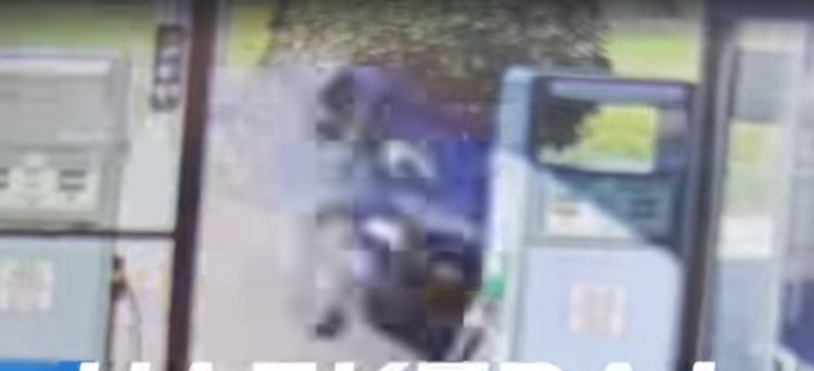 Θανατηφόρο τροχαίο στην Κορινθία: Η στιγμή που το ΙΧ εισβάλλει σε βενζινάδικο και «καρφώνεται» σε σπίτι