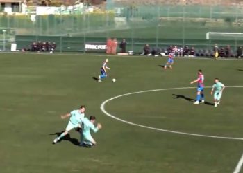 Αδιανόητο περιστατικό: Ο Κούτσιας δέχτηκε επίθεση από συμπαίκτη του στη Λουγκάνο μέσα στον αγωνιστικό χώρο – BINTEO