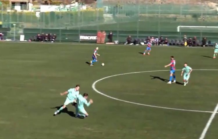 Αδιανόητο περιστατικό: Ο Κούτσιας δέχτηκε επίθεση από συμπαίκτη του στη Λουγκάνο μέσα στον αγωνιστικό χώρο – BINTEO