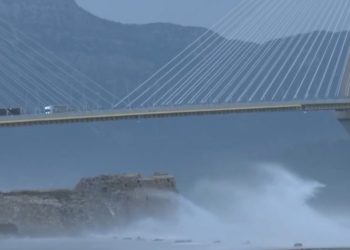 Πρωτοφανείς εικόνες στη γέφυρα Ρίου-Αντιρρίου: Άνεμοι 11 μποφόρ και κύματα που περνούν πάνω από το Κάστρο – ΒΙΝΤΕΟ
