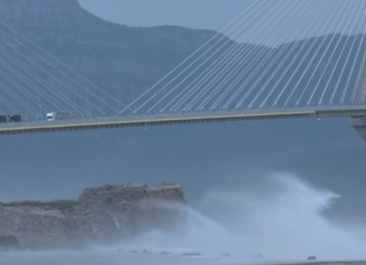 Πρωτοφανείς εικόνες στη γέφυρα Ρίου-Αντιρρίου: Άνεμοι 11 μποφόρ και κύματα που περνούν πάνω από το Κάστρο – ΒΙΝΤΕΟ