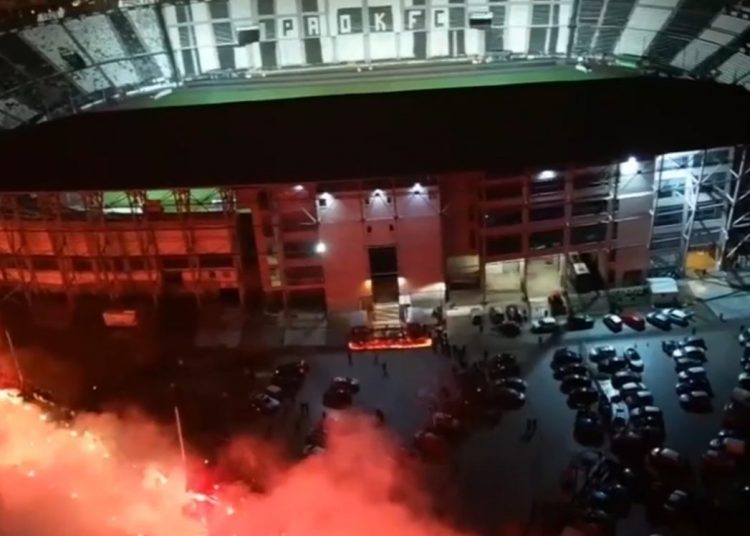 Συγκινητικές στιγμές στο τελευταίο αντίο στην Τούμπα – «Αδέλφια ζείτε, εσείς μας οδηγείτε»