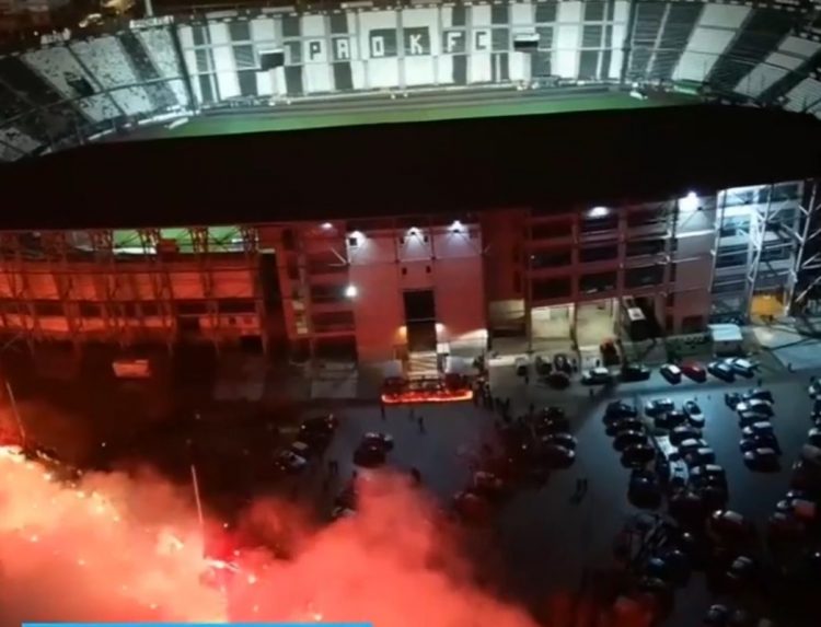 Συγκινητικές στιγμές στο τελευταίο αντίο στην Τούμπα – «Αδέλφια ζείτε, εσείς μας οδηγείτε»