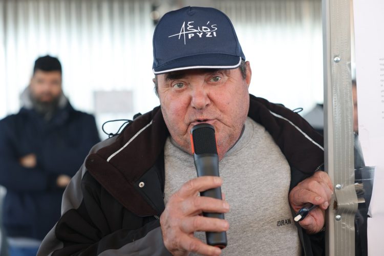 Αγρότες στα μπλόκα: «Παράθυρο» για διάλογο με την κυβέρνηση ανοίγει ο Ανεστίδης