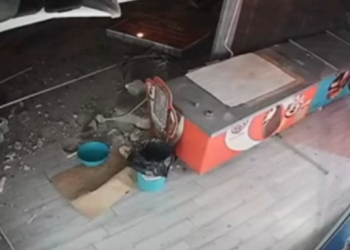 Λουτράκι: Αποκλειστικό βίντεο με την «τρελή» πορεία αυτοκινήτου που κατέληξε σε προαύλιο επιχείρησης