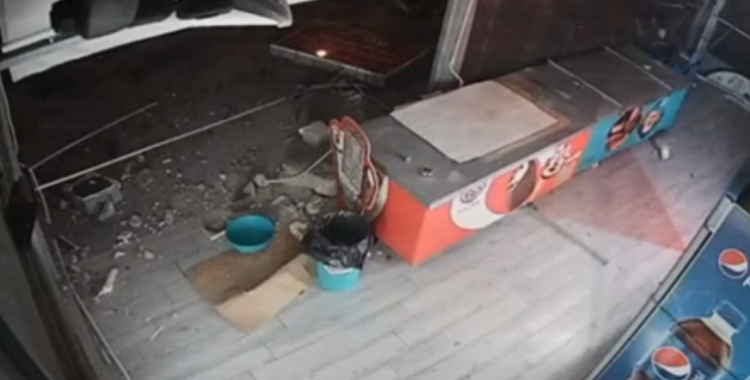 Λουτράκι: Αποκλειστικό βίντεο με την «τρελή» πορεία αυτοκινήτου που κατέληξε σε προαύλιο επιχείρησης