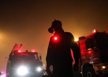 Ηράκλειο: Υπό έλεγχο η φωτιά στη ΒΙΠΕΗ – Έζησε ξανά τον εφιάλτη εταιρεία επεξεργασίας ξύλου