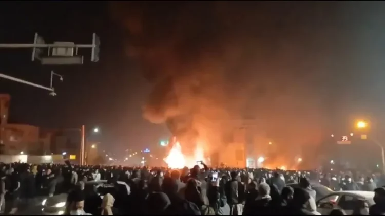 Εμπόλεμη ζώνη η Τεχεράνη: Αναφορές για εκατοντάδες νεκρούς στον ξεσηκωμό κατά του καθεστώτος