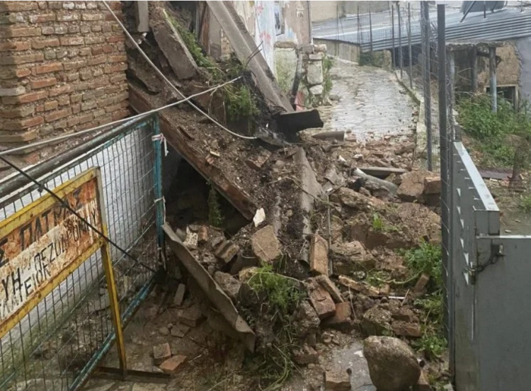 Πάτρα: Κατέρρευσε σπίτι στην Άνω Πόλη