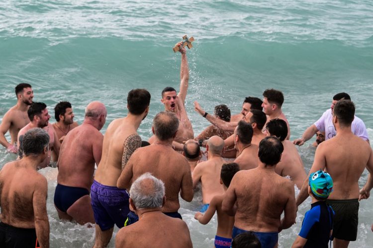 Θεοφάνεια: Με λαμπρότητα και κατάνυξη ο εορτασμός σε όλη τη χώρα