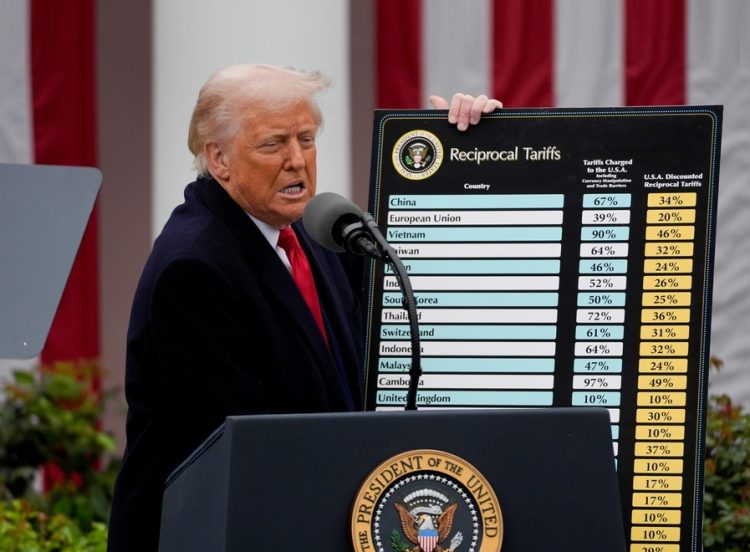 Ο Τραμπ επιβάλλει δασμούς σε 8 ευρωπαϊκές χώρες επειδή δεν στηρίζουν το πλάνο του για τη Γροιλανδία