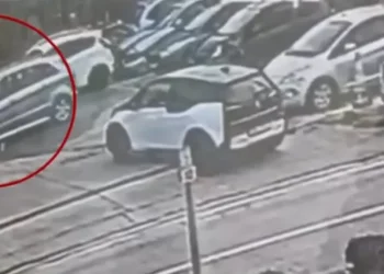 Βριλήσσια: Καρέ καρέ η στιγμή που ο άνδρας χτυπά με το ΙΧ του την υπάλληλο των ΕΛΤΑ