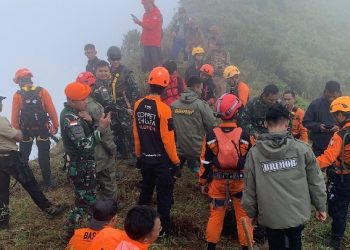 Ινδονησία: Εντοπίστηκε μία σορός μετά τη συντριβή του αεροσκάφους με 11 επιβαίνοντες